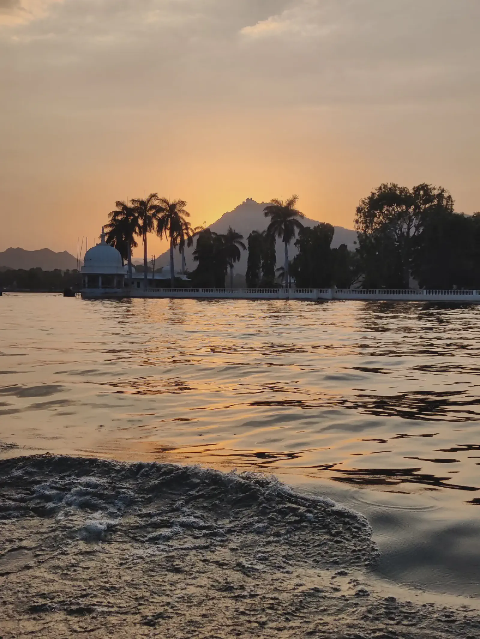 A peaceful morning by the serene Fatehsagar Lake.